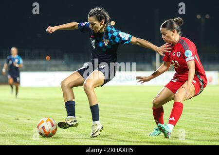 Karlovac, Kroatien. Juli 2024. Antonia Dulcic (L) aus Kroatien tritt am 12. Juli 2024 beim Spiel der Liga B Gruppe B4 zwischen Kroatien und Wales bei der Qualifikation zur UEFA Women's EURO 2025 in Karlovac, Kroatien, an. Quelle: Luka Stanzl/PIXSELL über Xinhua/Alamy Live News Stockfoto