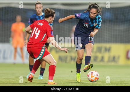 Karlovac, Kroatien. Juli 2024. Izabela Lojna (R) aus Kroatien gibt den Ball während des Spiels der Liga B Gruppe B4 zwischen Kroatien und Wales bei der Qualifikation zur UEFA Women's EURO 2025 in Karlovac, Kroatien, am 12. Juli 2024. Quelle: Luka Stanzl/PIXSELL über Xinhua/Alamy Live News Stockfoto