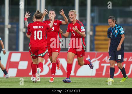 Karlovac, Kroatien. Juli 2024. Sophie Inly (2. R) aus Wales feiert mit ihren Teamkollegen am 12. Juli 2024 das Spiel in der Gruppe B4 der Liga B zwischen Kroatien und Wales bei der Qualifikation zur UEFA Women's EURO 2025 in Karlovac, Kroatien. Quelle: Luka Stanzl/PIXSELL über Xinhua/Alamy Live News Stockfoto