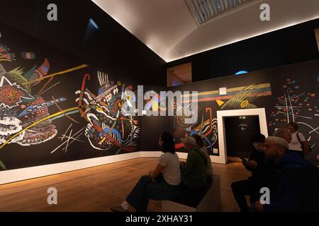 Amsterdam, 12. Juli. November 2024. Besucher sehen das Gemälde des russischen Malers Wassily Kandinsky im H'ART Museum in Amsterdam, Niederlande, am 12. Juli 2024. Die Ausstellung ist bis zum 10. November 2024 zu sehen. Quelle: Sylvia Lederer/Xinhua/Alamy Live News Stockfoto