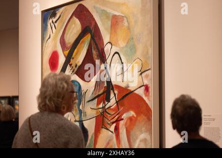 Amsterdam, 12. Juli. November 2024. Besucher sehen das Gemälde des russischen Malers Wassily Kandinsky im H'ART Museum in Amsterdam, Niederlande, am 12. Juli 2024. Die Ausstellung ist bis zum 10. November 2024 zu sehen. Quelle: Sylvia Lederer/Xinhua/Alamy Live News Stockfoto