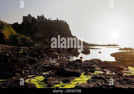 Dunluce Castle, mittelalterliche Ruine zwischen Portrush und Bushmills. North Antrim Coast Road, County Antrim, Nordirland. Sonnenuntergang Stockfoto