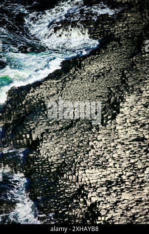 Die Giants Causeway, Co. Antrim, Nordirland. Blick von der Klippe am sechseckigen Basaltsäulen des Grand Causeway Stockfoto