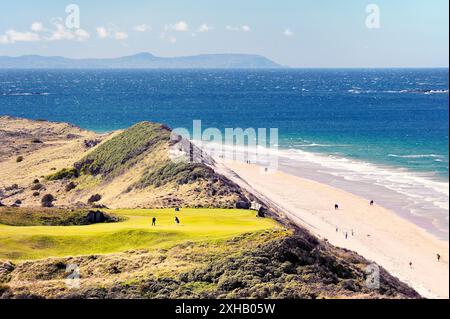 Royal Portrush Golfclub, Nordirland Vereinigtes Königreich. Das 5. Loch des Dunluce Links Championship-Golfplatzes oberhalb des Strandes White Rocks Stockfoto