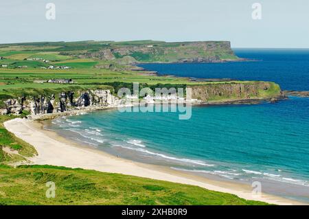 White Park Bay auf der Giants Causeway-Küste des County Antrim, Irland. Auf der Suche zu Portbraddon Dorf und den Causeway Kaps Stockfoto