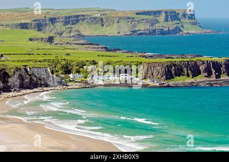 White Park Bay auf der Giants Causeway-Küste des County Antrim, Irland. Auf der Suche zu Portbraddon Dorf und den Causeway Kaps Stockfoto