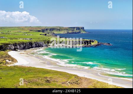 White Park Bay auf der Giants Causeway-Küste des County Antrim, Irland. Auf der Suche zu Portbraddon Dorf und den Causeway Kaps Stockfoto