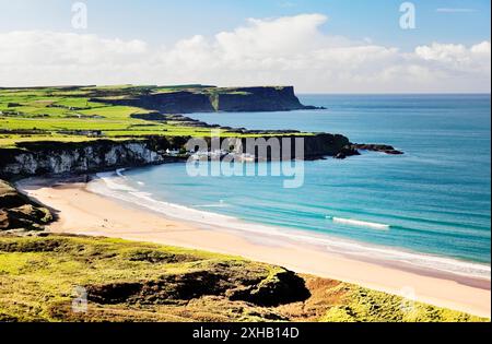 White Park Bay auf der Giants Causeway-Küste des County Antrim, Irland. Auf der Suche zu Portbraddon Dorf und den Causeway Kaps Stockfoto