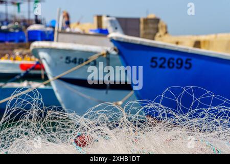 Jaffa, Israel - 10. Mai 2024: Blick auf Fischerboote im historischen Hafen von Jaffa, heute Teil von Tel-Aviv-Yafo, Israel Stockfoto