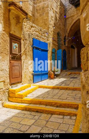Jaffa, Israel - 10. Mai 2024: Blick auf eine typische Gasse in der Altstadt von Jaffa, heute Teil von Tel-Aviv-Yafo, Israel Stockfoto