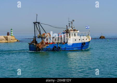 Jaffa, Israel - 10. Mai 2024: Blick auf das Fischerboot, das aus dem historischen Hafen von Jaffa, heute Teil von Tel-Aviv-Yafo, Israel, verlässt Stockfoto