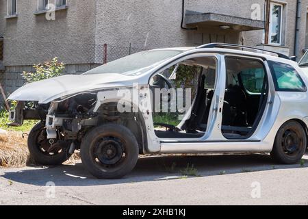 Zerlegtes Auto auf der Landstraße in der Nähe an sonnigem Tag Stockfoto