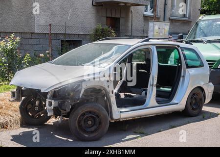 Zerlegtes Auto auf der Landstraße in der Nähe an sonnigem Tag Stockfoto