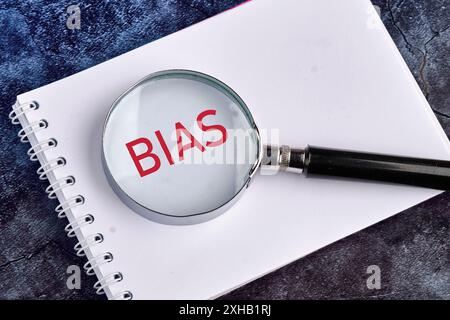 Persönliche Meinungen Vorurteile. VORSPRUNG durch eine Lupe auf einem leeren Notizblock Stockfoto