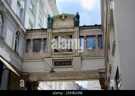 Ankeruhr in Wien, 1911-1914 von Franz Matsch geschaffen und ein typisches Jugendstildesign. Stockfoto