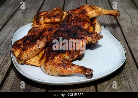 Pollo alla Diavola ganze Spatchcocked, italienisches gegrilltes, warmes Huhn, gewürzt mit Peperoncino Chili Stockfoto