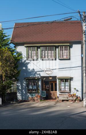 Ein Spaziergang durch die Samurai Street in Kakunodate: Traditionelles Café mit Keksen, Kaffee und Tee. Stockfoto