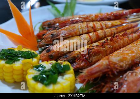 Gegrillte Tigergarnelen mit süßem Mais auf dem Kolben Stockfoto