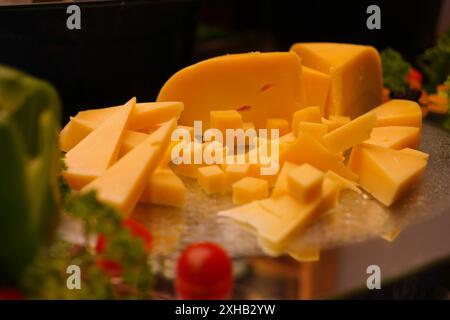 Käsesammlung, Stück hart gereifter gelber Cheddar-Käse aus nächster Nähe Stockfoto