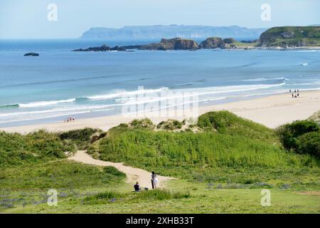 White Park Bay an der Giants Causeway Coast im County Antrim, Nordirland. Rathlin Island in der Ferne. Sommer Stockfoto