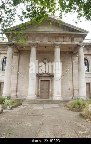 Neoklassizistischer Eingang, St Leonard's Chruch, Shoreditch, London, Großbritannien. St Leonard's, Shoreditch, ist die alte Pfarrkirche von Shoreditch, oft bekannt als Si Stockfoto