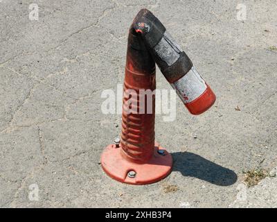 Es ist so heiß hier. Sogar der Street Cone fängt an zu schmelzen. Sommerliche Vibes. Licht und Schatten. Temperaturanstieg. Stockfoto