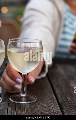 Verkostung von Bordeaux-Weißwein, rechtes Ufer der Gironde-Mündung, Frankreich. Gläser weißen, süßen französischen Weines, serviert im Außenrestaurant, Austern Farm Stockfoto