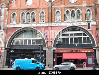 London's Changing - Wells and Company Commercial Iron Works mit modernen Geschäften im Erdgeschoss, Shoreditch High Street, Shoreditch, Tower Hamlets, Stockfoto