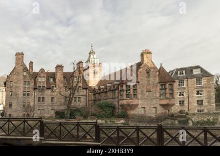 Edinburgh, Schottland - 16. Januar 2024 - Well Court ist ein traditionelles altes Mietshaus in Dean Village, das am Ufer des Wassers von Leit liegt Stockfoto