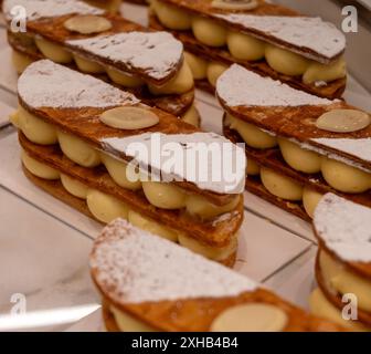 Portion französischer Mille-Feuille-Kuchen, Vanille- oder Vanillescheibe, Napoleon-Blätterteig, in der Bäckerei mit Gebäckcreme überzogen Stockfoto