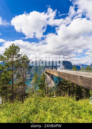 Blick auf die Aussichtsplattform Stegastein am Aurlandsfjord in Norwegen. Stockfoto