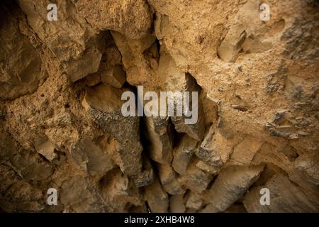 Antikes, bogenförmiges Festungsfenster aus Mauerwerk. Stockfoto