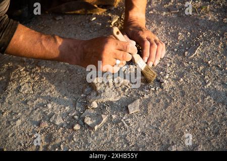 Antikes, bogenförmiges Festungsfenster aus Mauerwerk. Stockfoto