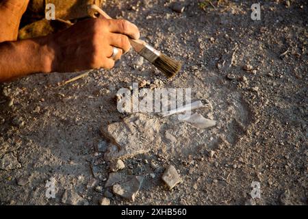 Antikes, bogenförmiges Festungsfenster aus Mauerwerk. Stockfoto