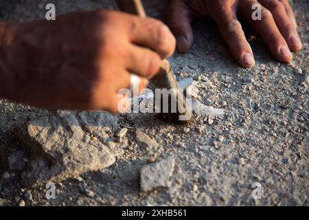 Antikes, bogenförmiges Festungsfenster aus Mauerwerk. Stockfoto