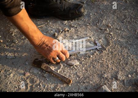 Antikes, bogenförmiges Festungsfenster aus Mauerwerk. Stockfoto