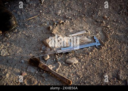 Antikes, bogenförmiges Festungsfenster aus Mauerwerk. Stockfoto