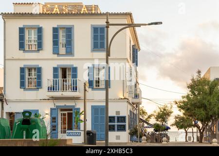 Colonia de Sant Jordi, Spanien; 13. juni 2024: Hauptfassade des berühmten Cassai Beach Club in der mallorquinischen Stadt Colonia de Sant Jordi bei Sonnenuntergang Stockfoto