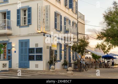 Colonia de Sant Jordi, Spanien; 13. juni 2024: Hauptfassade des berühmten Cassai Beach Club in der mallorquinischen Stadt Colonia de Sant Jordi bei Sonnenuntergang Stockfoto