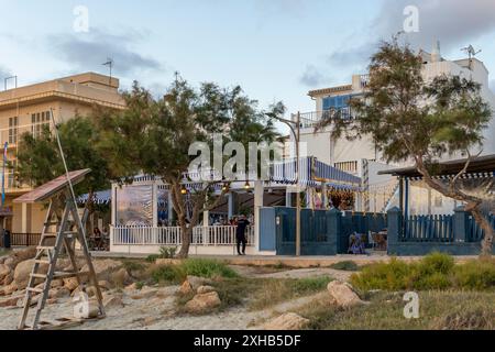 Colonia de Sant Jordi, Spanien; 13. juni 2024: Hauptfassade des berühmten Cassai Beach Club in der mallorquinischen Stadt Colonia de Sant Jordi bei Sonnenuntergang Stockfoto