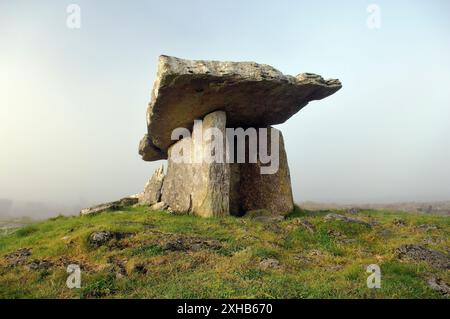 Prähistorischen Steinzeit Poulnabrone Dolmen Grab auf The Burren Kalkstein-Plateau in der Nähe von Klippen von Moher, County Clare, Irland Stockfoto