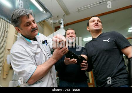 Doktor-Podologe hilft dem Menschen, eine künstliche Extremität anzuprobieren. Januar 2020. Kiew, Ukraine Stockfoto