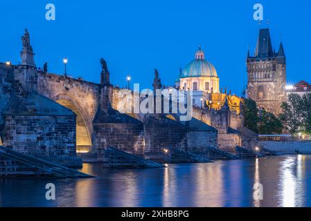 Abendlicher Blick auf die berühmte Karlsbrücke über die Moldau und die Prager Altstadt am 11. Juli 2024 in Prag, Tschechische Republik Stockfoto