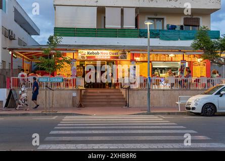 Colonia de Sant Jordi, Spanien; 13. juni 2024: Hauptfassade eines Kebab-Restaurants in der mallorquinischen Stadt Colonia de Sant Jordi bei Sonnenuntergang Stockfoto