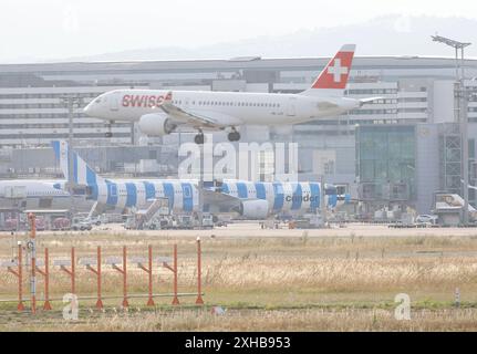 12.07.2024 Beginn der Sommerferien Schulferien in neun Bundesländer am Reise Wochenende führt zu Stau Behinderung Wartezeit am Flughafen Frankfurt Rhein Main Ferienbeginn Schulferienbeginn hier Flugzeug von SWISS AIR im Landeanflug und am Gate CONDOR D-ANRC Frankfurt Main Hessen Deutschland *** 12 07 2024 Beginn der Sommerferien Schulferien in neun bundesländern am Reisewochenende führen dazu Stau-Hindernis Wartezeit am Flughafen Frankfurt-Rhein-Main Beginn der Schulferien hier SCHWEIZER FLUGZEUGE im Anflug und am Tor CONDOR D ANRC Frankfurt Main Hessen Deutschland Stockfoto