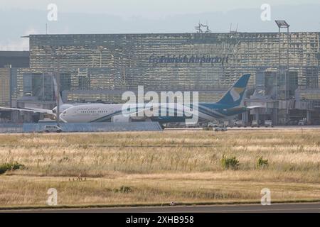 12.07.2024 Beginn der Sommerferien Schulferien in neun Bundesländer am Reise Wochenende führt zu Stau Behinderung Wartezeit am Flughafen Frankfurt Rhein Main Ferienbeginn Schulferienbeginn hier Flugzeug DREAMLINER OMAN AIR wartet auf Starterlaubnis Frankfurt Main Hessen Deutschland *** 12 07 2024 Start von Sommerferien Schulferien in neun bundesländern am Reisewochenende führen zu Verkehrsstaus, die die Wartezeit bei behindern Frankfurt Rhein Main Airport Schulferien hier Flugzeuge DREAMLINER OMAN AIR wartet auf Startfreigabe Frankfurt Main Hessen Deutschland Stockfoto