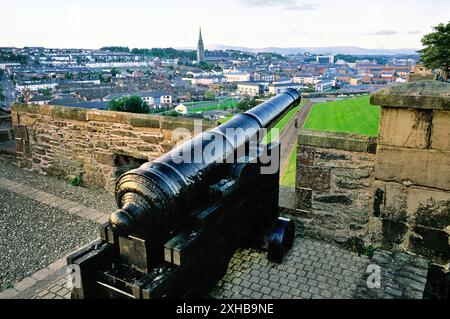 Derry, Irland. Kanone bekannt als Roaring Meg gegen die Belagerung von 1689 eingesetzt. Die doppelte Bastion auf der Stadtmauer mit Blick auf die Bogside Stockfoto