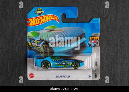 Doha, Katar - 13. Juli 2024: Packung mit Hot-Wheels-Cast-Carded-Automodell für die Hot-Wheels-Serie. Solarreflex. Stockfoto