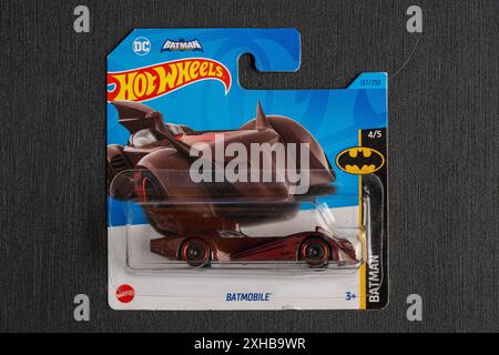 Doha, Katar - 13. Juli 2024: Packung mit Hot-Wheels-Cast-Carded-Automodell für die Hot-Wheels-Serie. Batmobil. Stockfoto