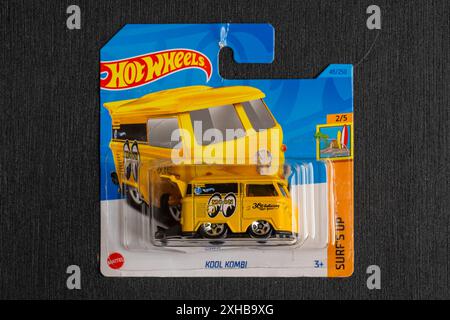 Doha, Katar - 13. Juli 2024: Packung mit Hot-Wheels-Cast-Carded-Automodell für die Hot-Wheels-Serie. Kool Kombi. Stockfoto